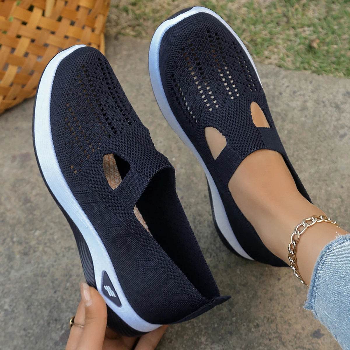 Lightweight Women’s Casual Sneakers – Breathable Flat Shoes for Everyday Comfort